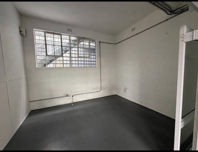 180M² BUILDING TO LET IN WOODSTOCK
